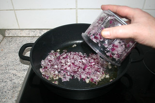12 - Add diced red onion to pan / Rote Zwiebelwürfel in Pfanne geben
