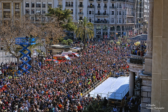Espectadores delante del Balcón del Ayuntamiento (Falles de València 2023)
