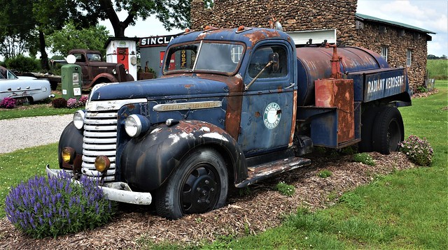 1940 General Motors truck, now a lawn ornament @ Historic Route 66, Gary's Gay Parita gas station - Paris Springs, Missouri