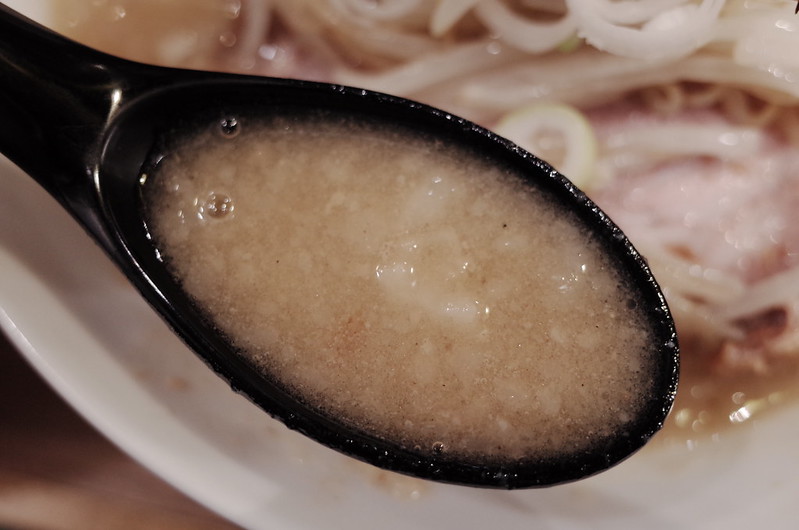 14Ricoh GRⅡ西池袋三丁目田坂屋味噌ラーメンの背脂味噌スープ