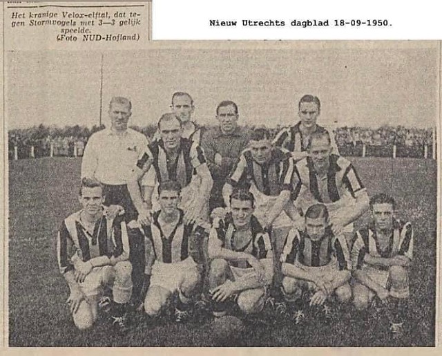 UTRECHT — zondag 17 september 1950. Velox— Stormvogels met een ( 7000 toeschouwers) uitverkocht sportpark aan de Koningsweg te Utrecht.