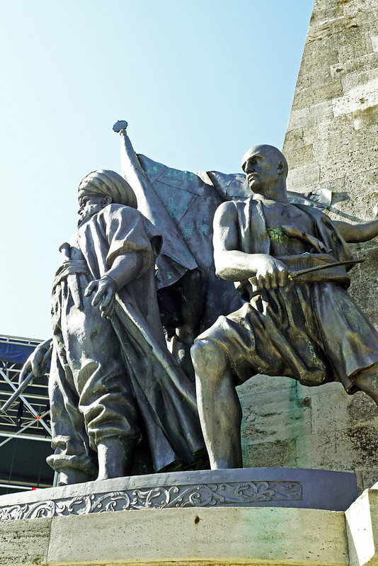 Скульптурная композиция на памятнике Барбароссе