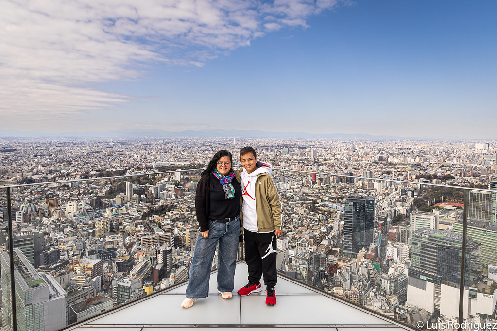 Eric y Laura en la cima del Shibuya Sky, el nuevo mirador de Tokio