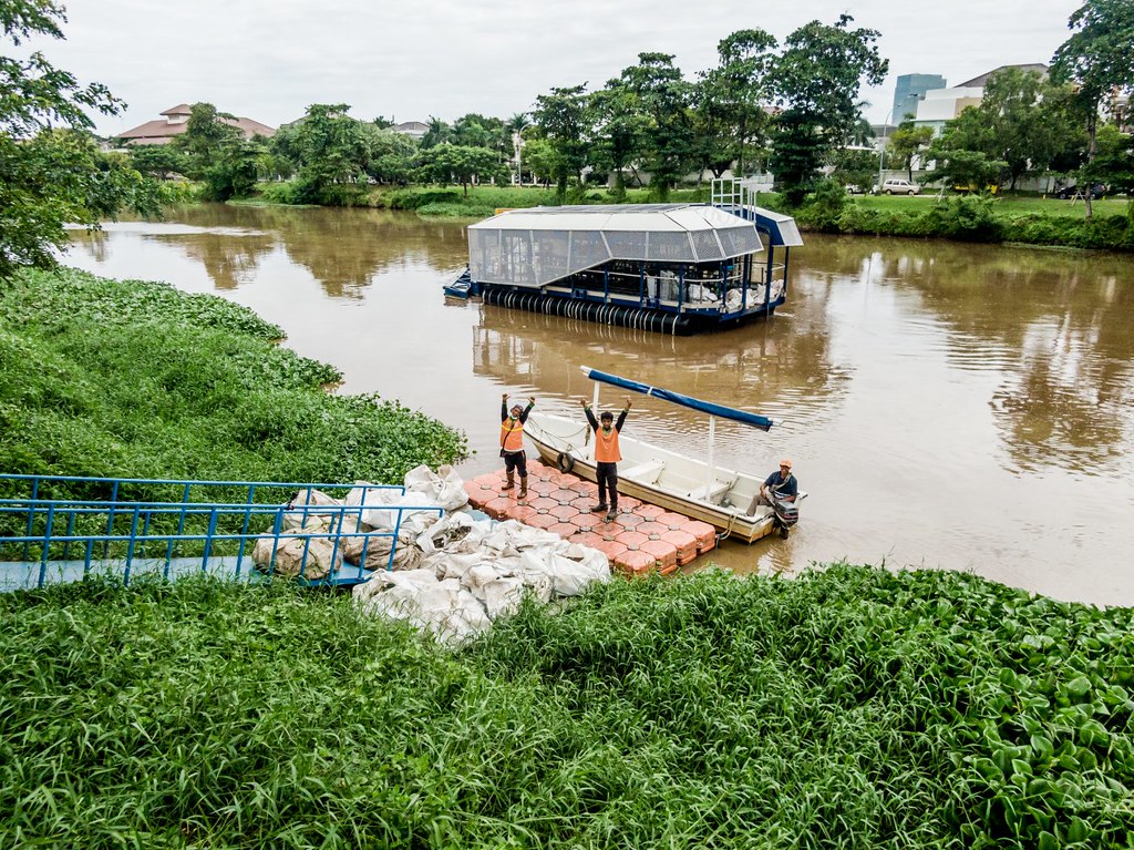 「攔截者001號」在印尼雅加達珍加連排水渠成功試點後，計劃將在60多條河流進行部署。 圖片來源：海洋清理