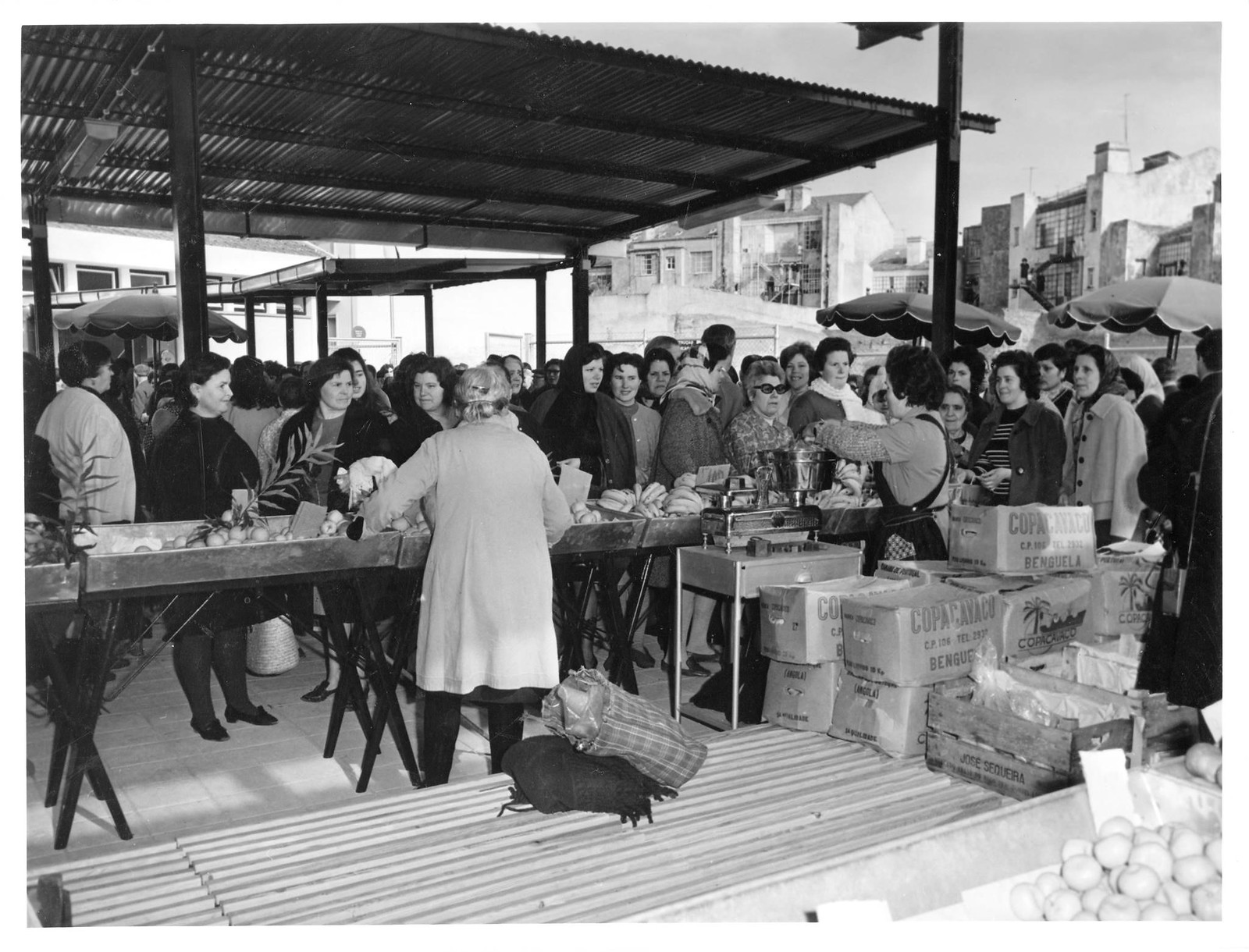 Inauguração do mercado da Picheleira; banca da Helena das bananas, Lisboa (A. Serôdio, 1972)