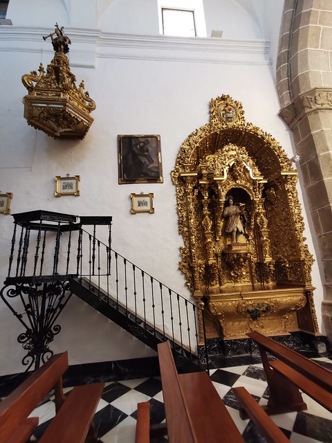 pulpito y capilla retablo interior iglesia Convento de Santa Clara o Monasterio de Santa María del Valle Zafra Badajoz