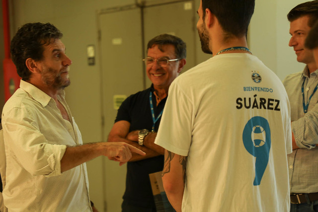 Ator Roberto Biridelli conhece a Arena do Grêmio