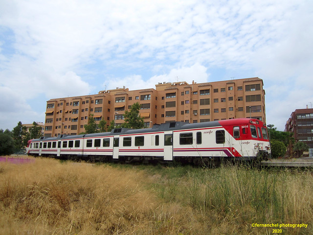 Tren de Cercanías de Renfe (Línea C-3) a su paso por XIRIVELLA (Valencia)