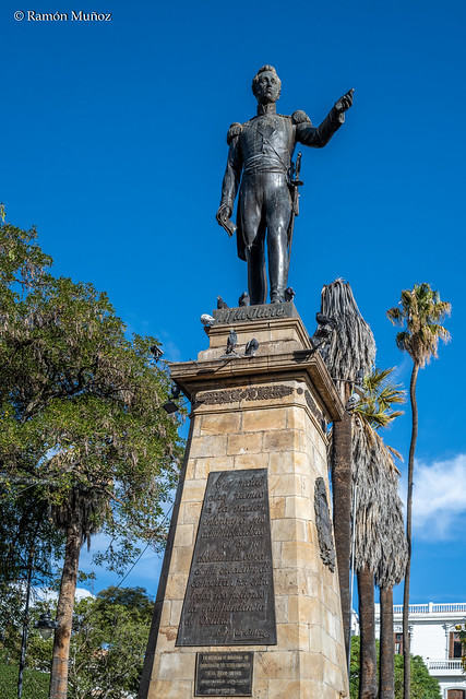 DSC0382 Estatua de Bernardo Monteagudo, Plaza de Armas, Sucre