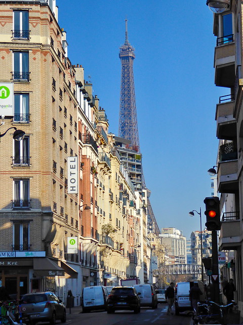 184 - Paris en Février 2023 - la Tour Eiffel au bout de la  rue de Lourmel