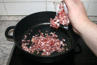 12 - Put diced bacon in pan / Speckwürfel in Pfanne geben
