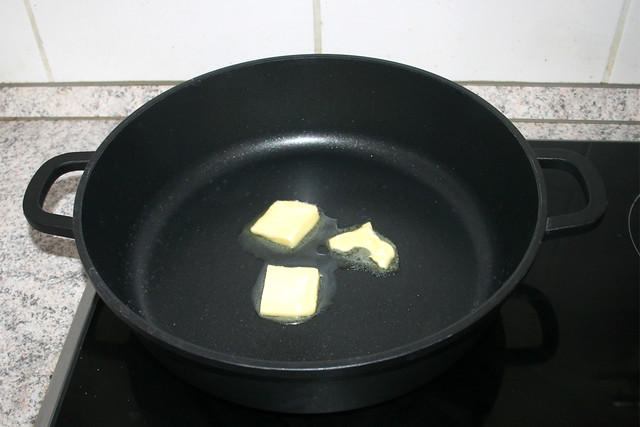 04 - Melt butter in pan / Butter in Pfanne erhitzen