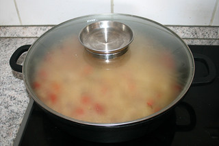 27 - Let simmer with lid on / Geschlossen köcheln lassen