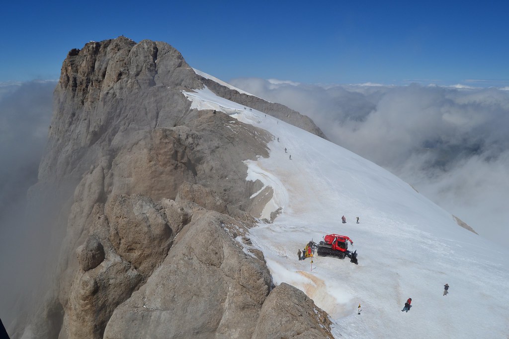 Il ghiacciaio della Marmolada tra le nuvole, Dolomiti, Italia