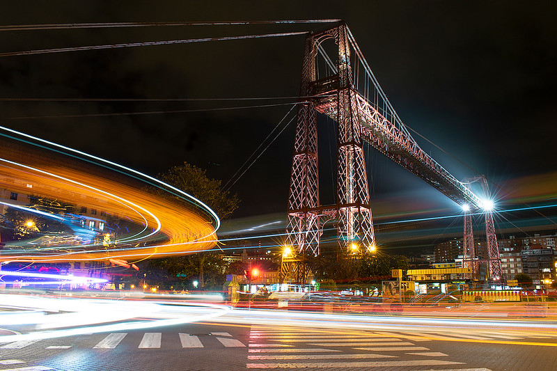 Estelas de luz en el puente Colgante, Autor: Begoña Belon