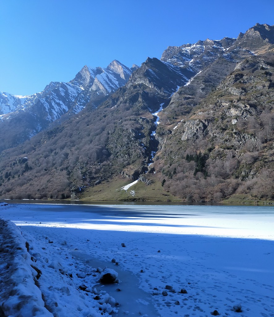 Quand le lac est gelé, Estaing, Val d'Azun, Bigorre, Hautes-Pyrénées, Occitanie, France.