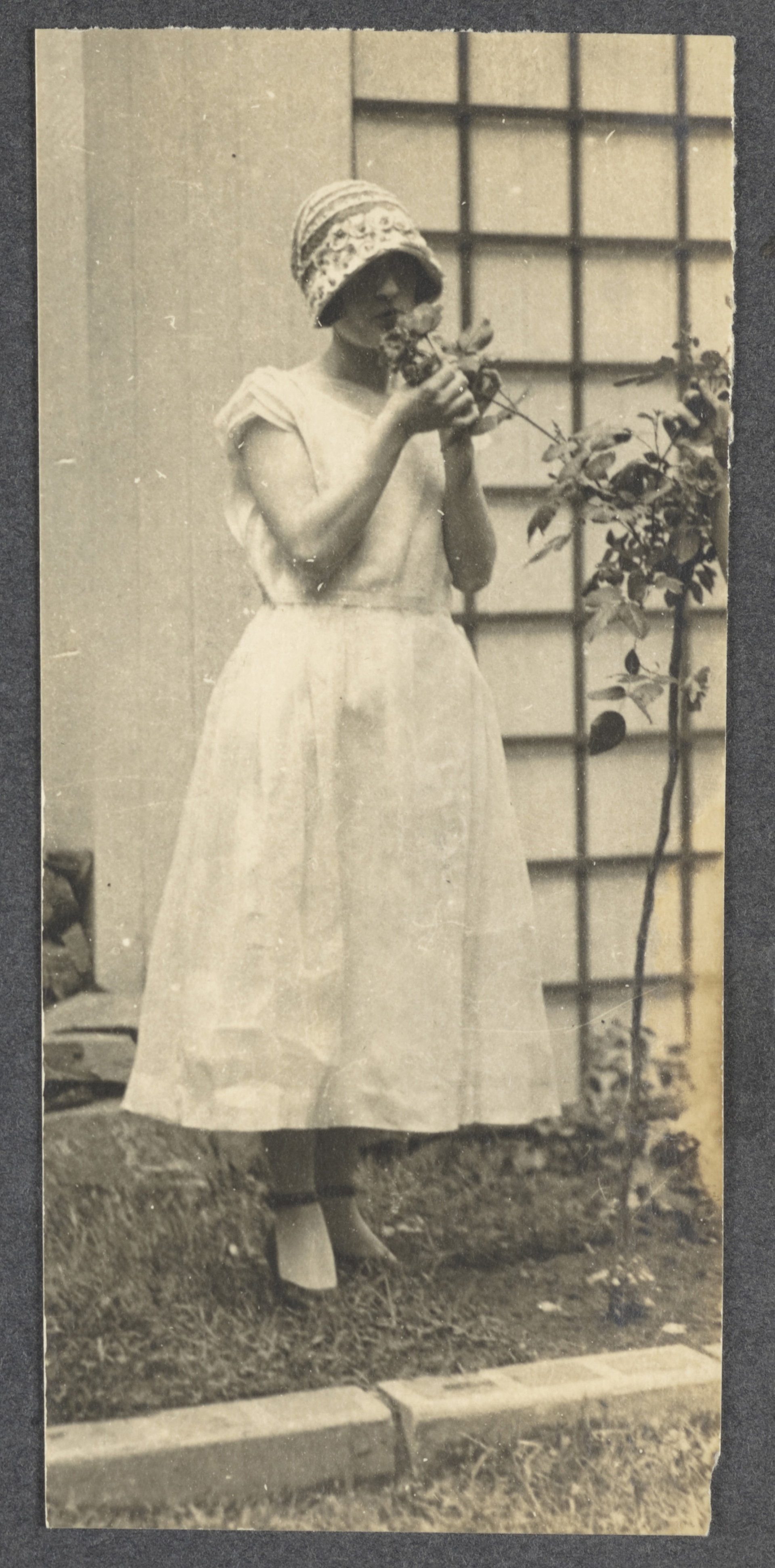 Fernand Préfontaine :: Cécile Perron dans le jardin de l'atelier d'Ernest Cormier, Montréal, 1924. Épreuve à la gélatine argentique 
Collection du Musée national des beaux-arts du Québec