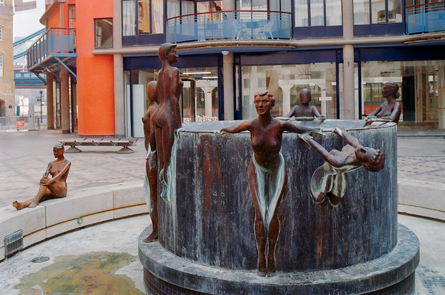Fountain, Courage Yard, Shad Thames, Bermondsey, Southwark, 1992, 92c04-03-33