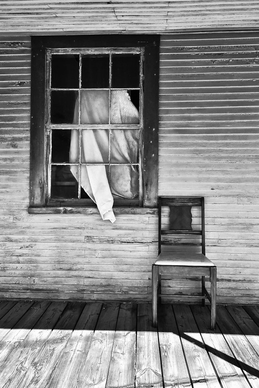 « La chaise de l'expulsé » - Circuit photo, Noir et blanc - Robert Cuillerier - Club photo LaSalle - 55e - 69,65