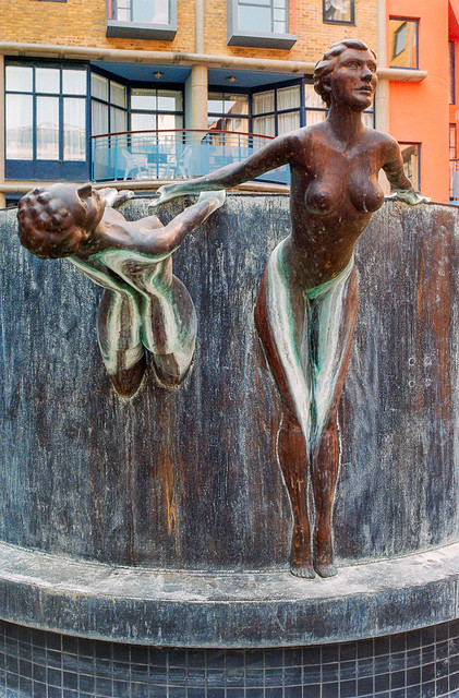 Fountain, Courage Yard, Shad Thames, Bermondsey, Southwark, 1992, 92c04-03-32