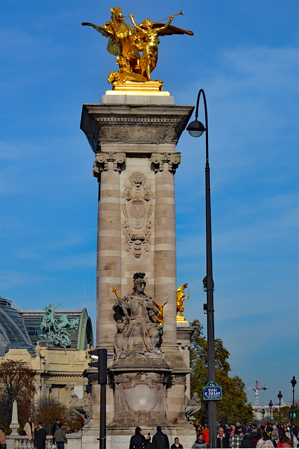 2022.11.12.070 PARIS - Au pied, statue de la France de Louis XIV et au sommet la Renommée de l'Industrie
