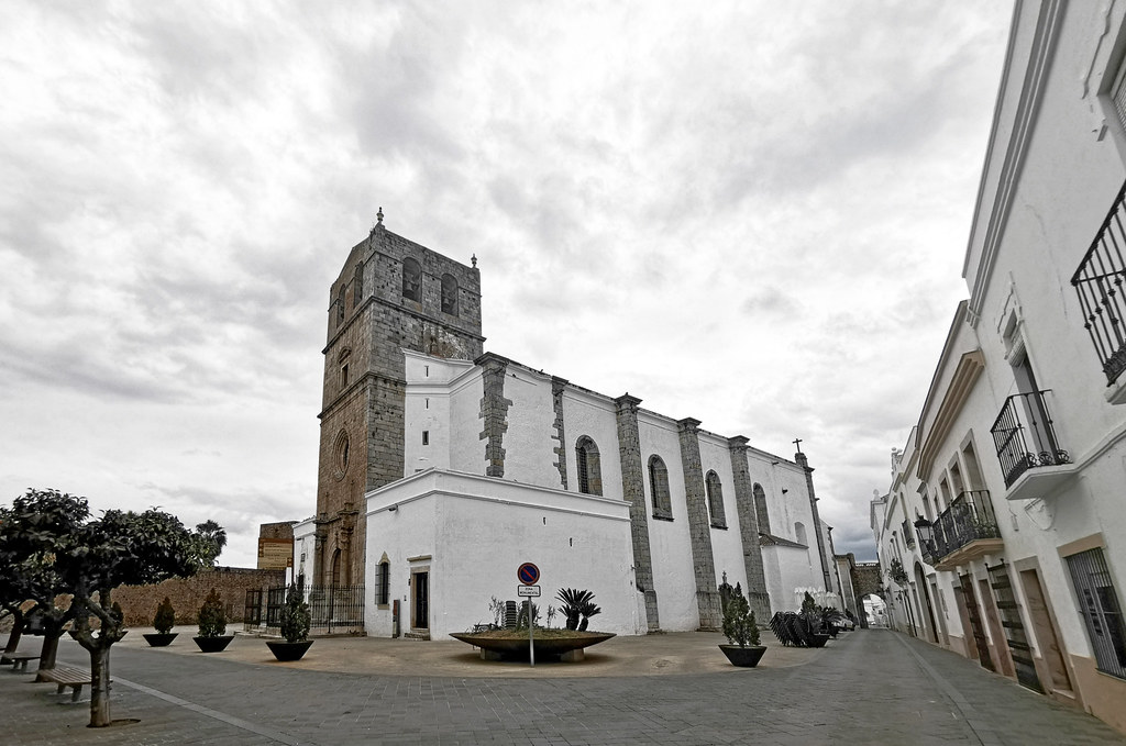 torre y portada exterior Iglesia Santa Maria del Castillo Olivenza Badajoz 03