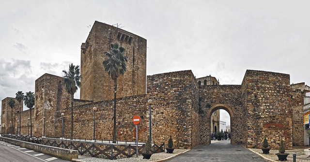 exterior puerta de San Sebastián de muralla y torre del Homenaje Castillo de Olivenza Badajoz