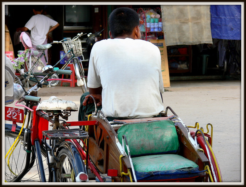 En attente de clients dans une rue de Bagan en Birmanie .