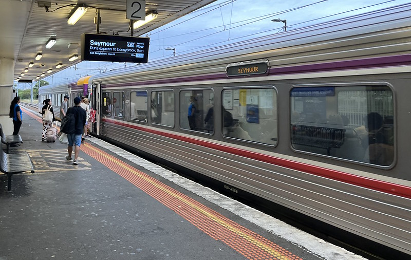 A crowded 2-car sprinter train to Seymour departs from Broadmeadows