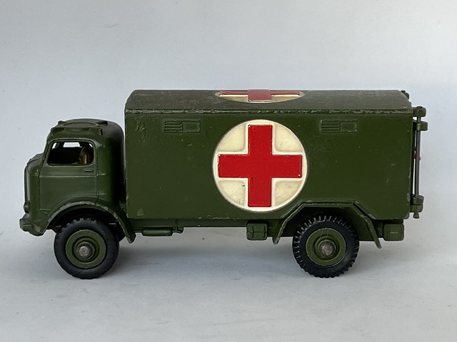 Dinky Toys / Meccano England - Number 626 - Military Ambulance - Miniature Diecast Metal Scale Model Emergency Services Vehicle