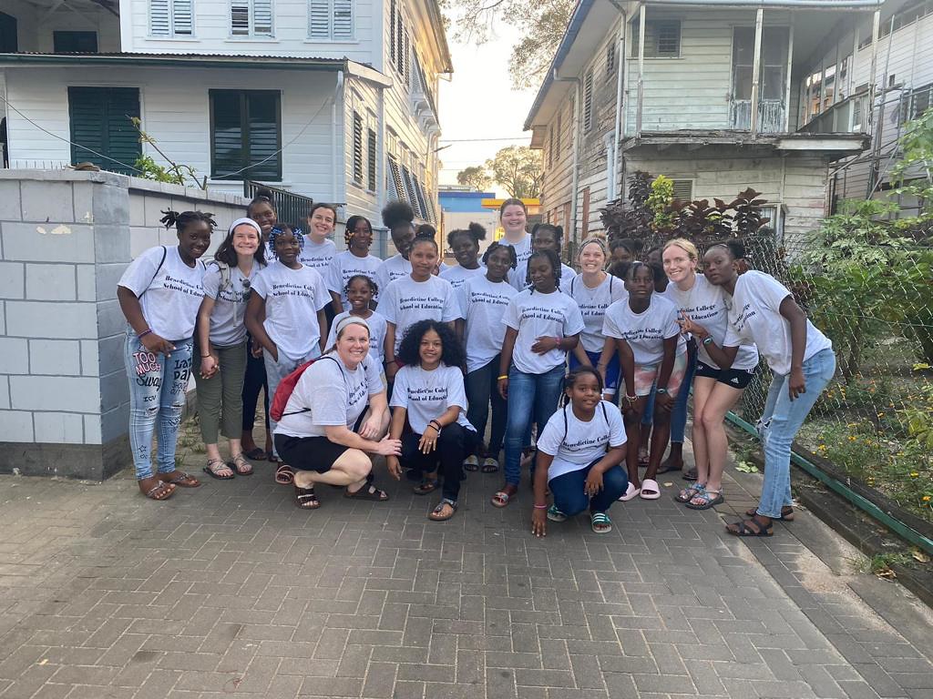 Suriname - Voluntarias de Estados Unidos en el Hogar
