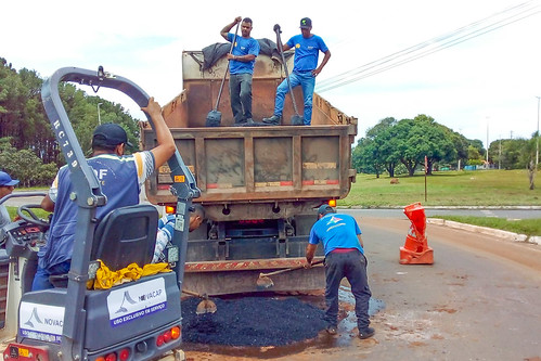 GDF Presente recupera asfalto e desobstrui bocas de lobo no Paranoá