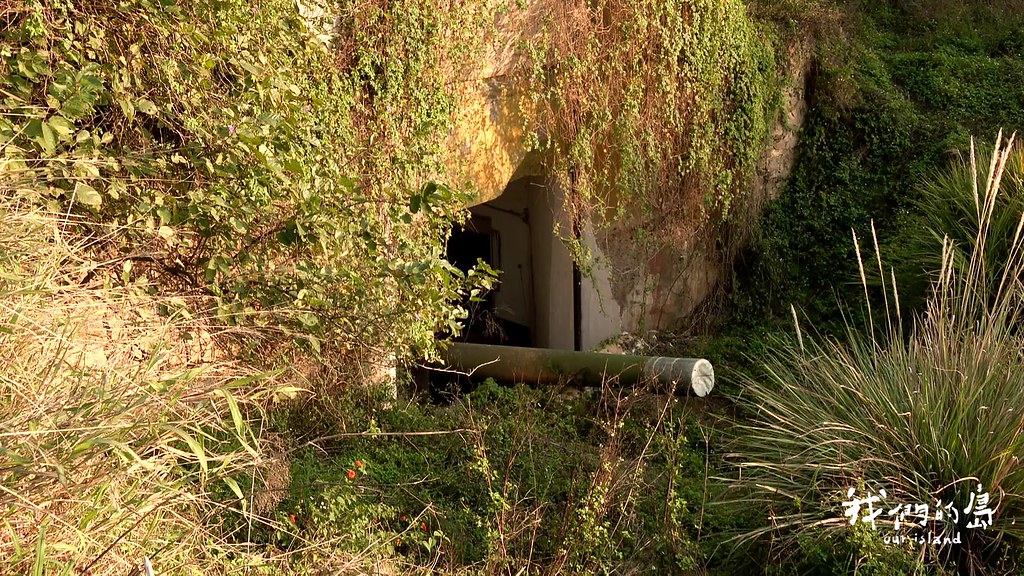 大金門西南邊過去的蜈蚣山營區周遭 怪手正在整地 旁邊山坡 可以看到現地封存的240砲。