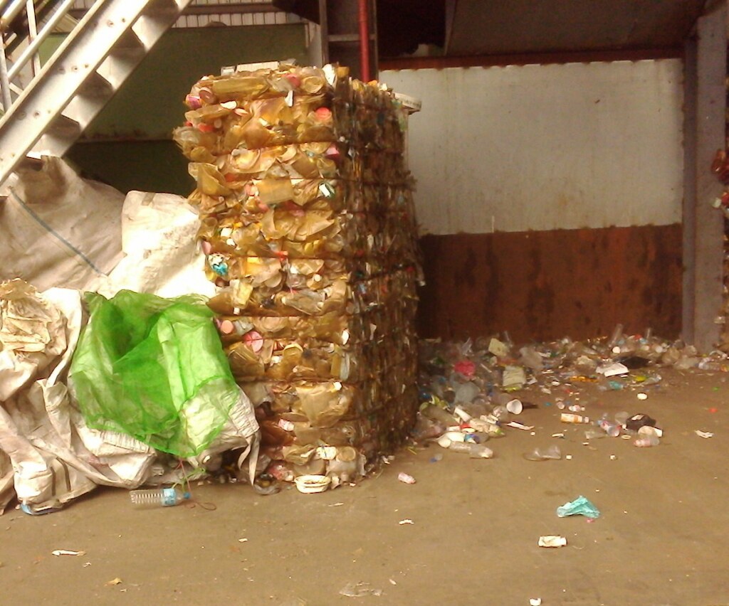 因為難以分開而沒行情 而被堆在回收場裡的PET/PLA/PVC廢平板塑膠容器。圖片來源：看守台灣協會