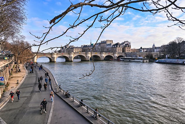 Paris /  Walk on the Seine quay / EXPLORE