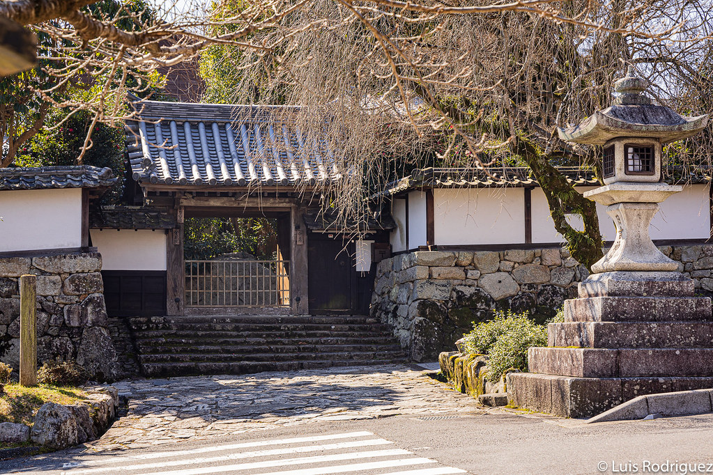 Muros de piedra y templo Kinzo-in en la avenida Hiyoshi Bamba