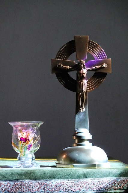 Veilleuse lumignon et crucifix dans la chapelle Saint-Cado (île de Saint-Cado, Belz)
