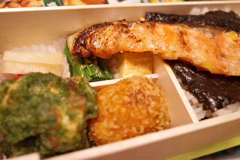 甘酒の玉子焼き ほうれん草のナムル トマトの甘酢漬け 羽釜海苔弁 さけ重 八重八 05