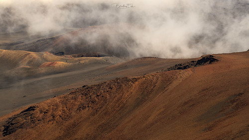 haleakalānationalpark haleakalānp haleakalā volcano clouds morninglight volcanicsand landscape bradeide colourful dynamic maui hawaii nikon d850 nikon70200mmf4
