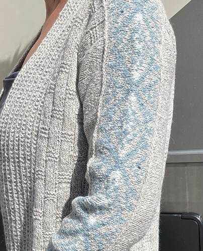 Here’s a close up of the stranded colourwork sleeve detail on Debbie’s La Manche.