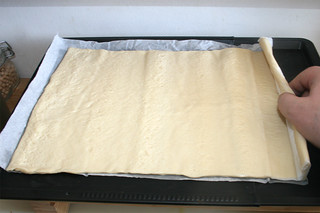 13 - Roll out pizza dough on baking plate / Pizzateig auf Backblech ausrollen