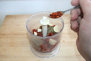 05 - Add chili flakes / Chiliflocken einstreuen