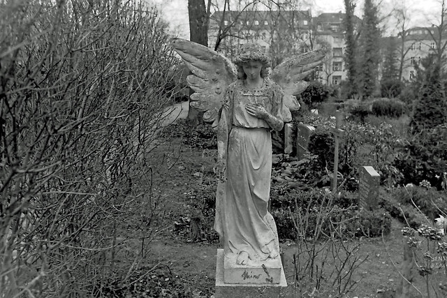 Berlin Schöneberg Engel auf Friedhof 3.3.2023