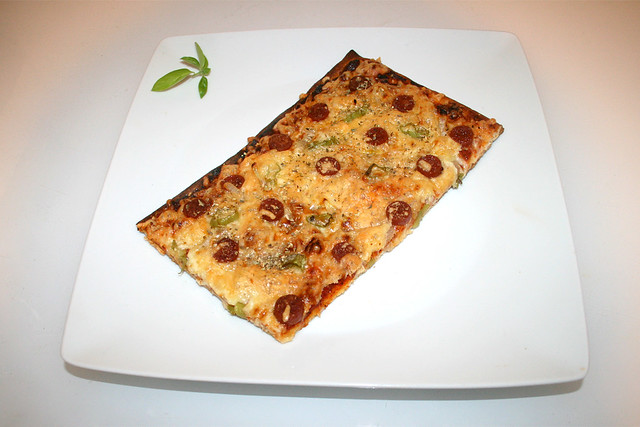 23 - Salami peperoni onion pizza - Served / Salami Peperoni Zwiebel Pizza - Serviert