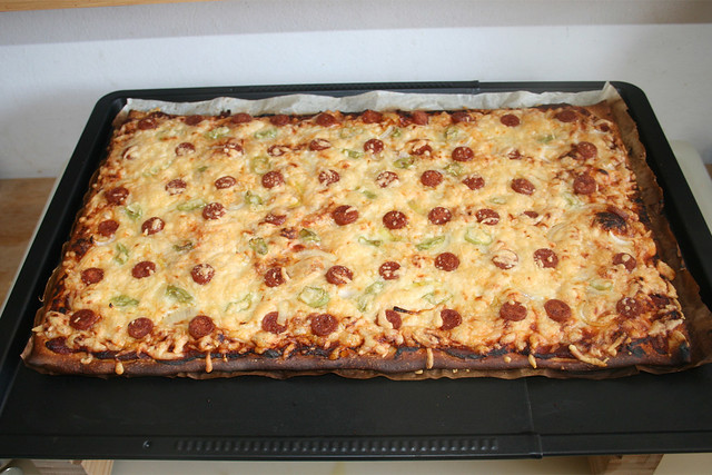 22 - Salami peperoni onion pizza - Finished baking / Salami Peperoni Zwiebel Pizza - Fertig gebacken