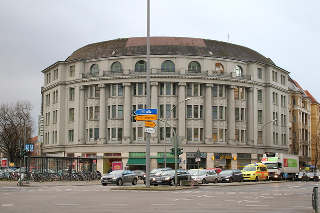 Berlin: Wohn- und Geschäftshaus Dudenstraße 9 / Manfred-von-Richthofen-Straße 2