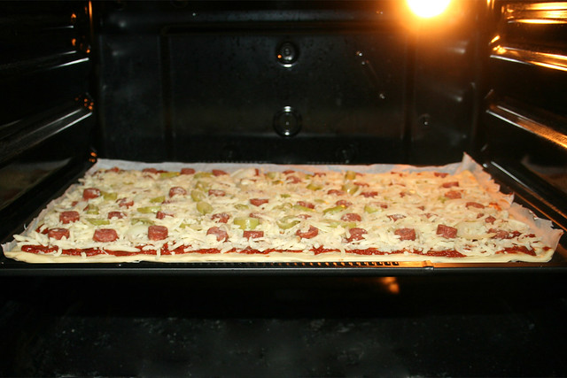 21 - Bake pizza in oven / Pizza im Ofen backen