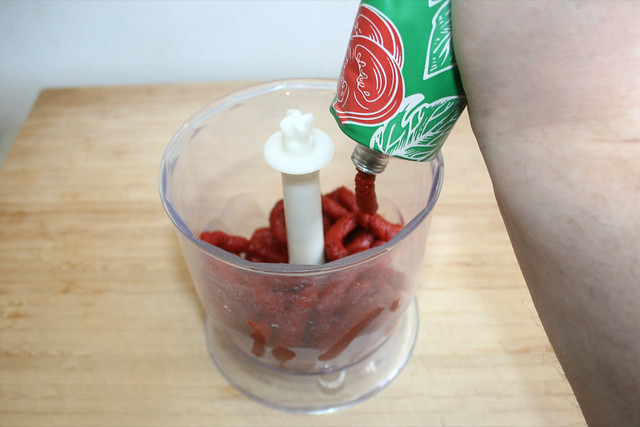 01 - Put tomato puree in blender / Tomatenmark in Mixer geben