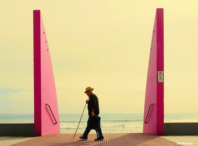 Anciano en el paseo marítimo / Old man on the seafront