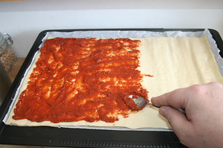 14 - Spread pizza sauce on dough / Pizzateig mit Sauce bestreichen